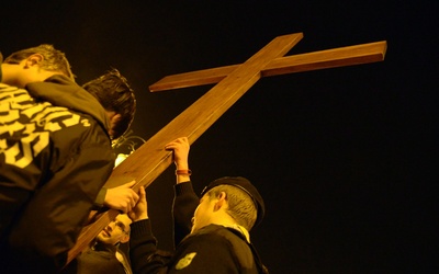 Krzyż podczas nabożeństwa nieśli reprezentanci wielu środowisk zaangażowanych w promowanie chrześcijańskich wartości