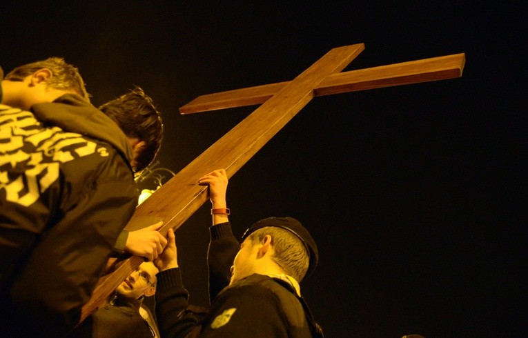 Krzyż podczas nabożeństwa nieśli reprezentanci wielu środowisk zaangażowanych w promowanie chrześcijańskich wartości