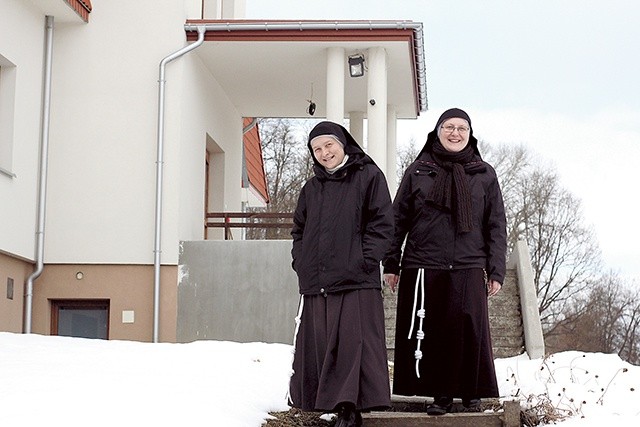 Siostry z utęsknieniem czekają na zakończenie budowy domu.