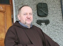▲	O. M. Pasiut OFM Cap  jest świadkiem odradzającego się  na Białorusi Kościoła.