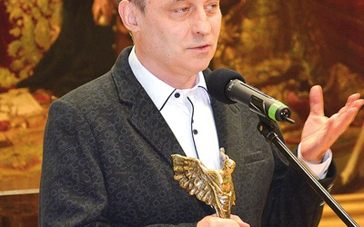 Robert Grudzień  ze statuetką Angelus.