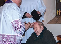 Błogosławieństwa zacnemu jubilatowi udzielił w dniu 90. urodzin bp Krzysztof Włodarczyk.