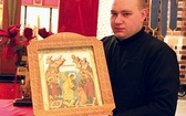 Ks. Jan Jadłowski z ikoną Zstąpienia do Otchłani.
