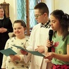 Dzieci z radością odczytały modlitwę zawierzenia miejsca, które kochają, nowemu patronowi.