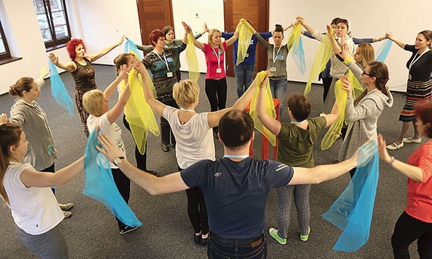 W ruchu po kole wszyscy tańczący są tak samo blisko Boga obecnego w Eucharystii i we wspólnocie