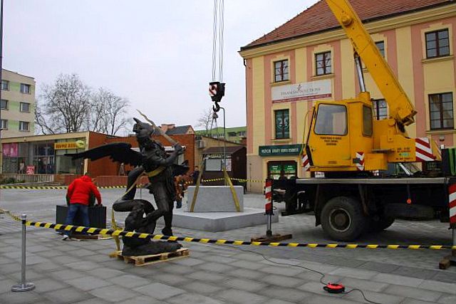 Instalacja figury św. Michała na lubińskim rynku