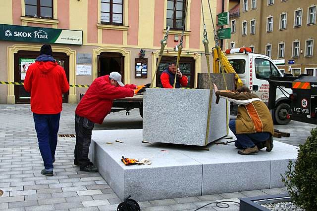 Instalacja figury św. Michała na lubińskim rynku