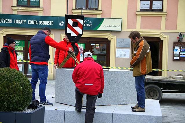 Instalacja figury św. Michała na lubińskim rynku