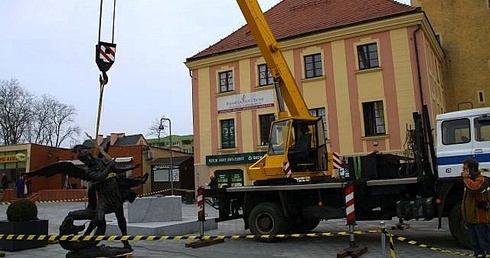 Instalacja figury św. Michała na lubińskim rynku