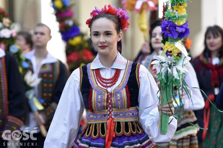 Mniejsze palmy niosły ubrane na ludowo dziewczyny, a większe mężczyźni.