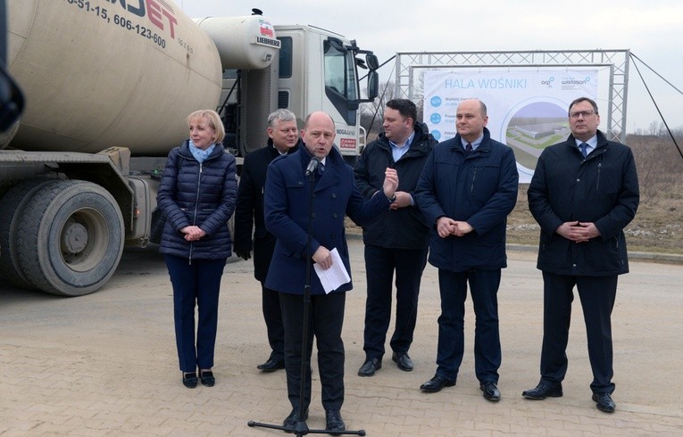 Podczas konferencji prasowej trwały prace budowlane przy inwestycji sąsiadującej z placem przyszłej hali. - To dobrze wróży na przyszłość - mówili z uśmiechem uczestnicy spotkania