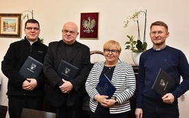 Trzech proboszczów podpisało stosowne dokumenty do rozpoczęcia remontów.