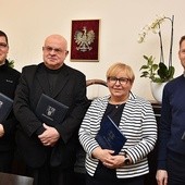 Trzech proboszczów podpisało stosowne dokumenty do rozpoczęcia remontów.