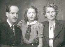 Kazimierz Koziarski z żoną i córką.  Zdjęcie z 1945 r.
