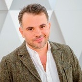 Rafał Szałajko, aktor teatralny, filmowy i telewizyjny, absolwent PWST we Wrocławiu.