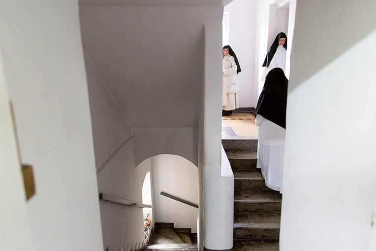 Klasztorne mury zamknięte są dla świata, ale w Pustelni św. Romualda siostry gościnnie podejmują szukających Boga i ciszy.