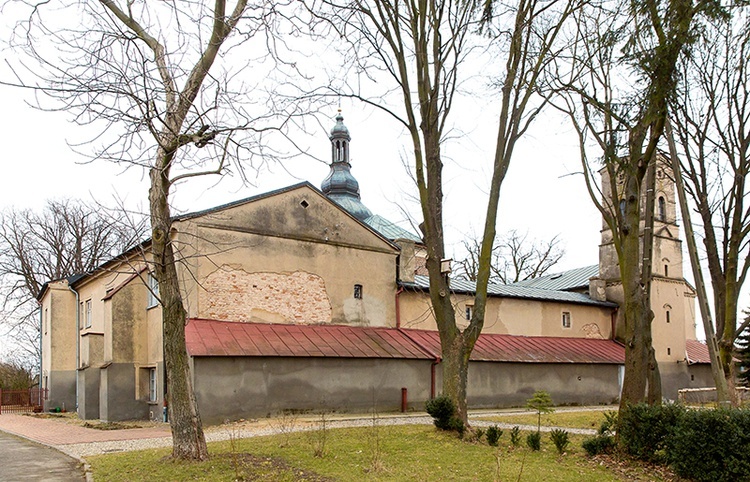 Kościół pw. Podwyższenia Krzyża Świętego znajduje się na terenie klasztoru, którego początki sięgają XVII wieku.