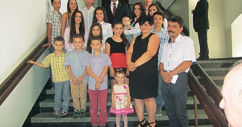 Grażyna i Sławomir Nelcowie – tu jeszcze z piętnaściorgiem dzieci i narzeczoną najstarszego syna – pierwszy raz spotkali się z prezydentem w 2016 r.