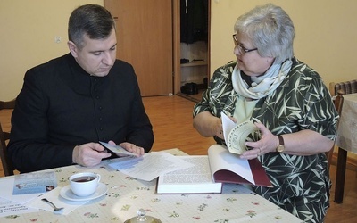 Ks. Krzysztof Rębisz i Jadwiga Mikuła, czuwający nad Apostolatem Margaretka w diecezji bielsko-żywieckiej