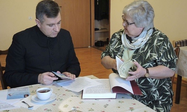 Ks. Krzysztof Rębisz i Jadwiga Mikuła, czuwający nad Apostolatem Margaretka w diecezji bielsko-żywieckiej