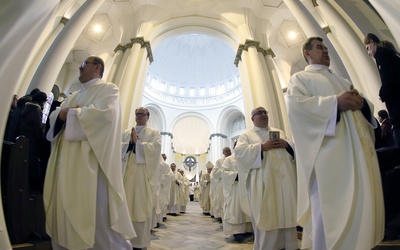 Kapłanie, służ w Kościele pełnym Jego mocy