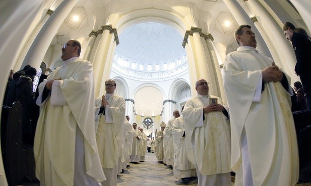 Kapłanie, służ w Kościele pełnym Jego mocy