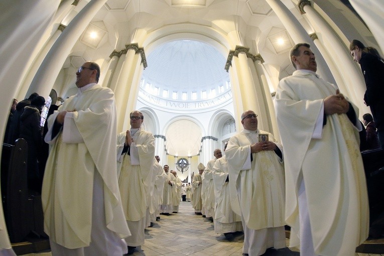 Kapłanie, służ w Kościele pełnym Jego mocy