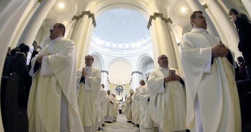 Kapłanie, służ w Kościele pełnym Jego mocy