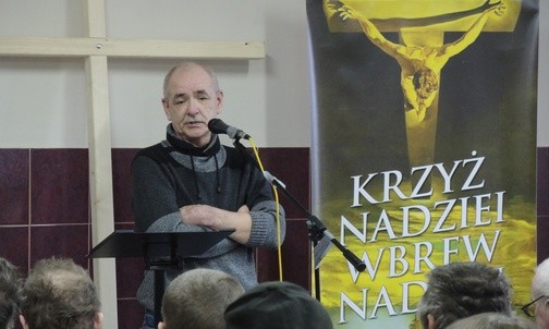 Andrzej, jeden z członków "Miasta na Górze" mówił o swojej drodze wychodzenia z bezdomności i uzależnień