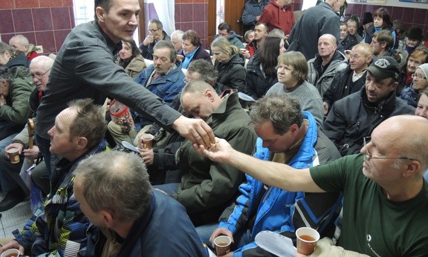 Każdy z uczestników ewangelizacji otrzymał koronkę Różańca