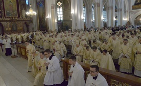 Celebra w Wielki Czwartek sprawowana w katedrze, matce kościołów diecezji, ukazuje pełnię władzy kapłańskiej biskupa i jedności z nim wszystkich kapłanów