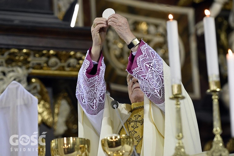 Liturgia Wieczerzy Pańskiej odbyła się w świdnickiej katedrze pod przewodnictwem bp. Ignacego Deca