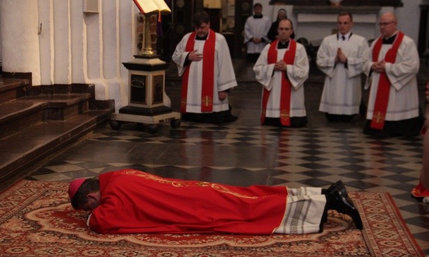 Biskup modlitwę rozpoczął, leżąc krzyżem przed ołtarzem