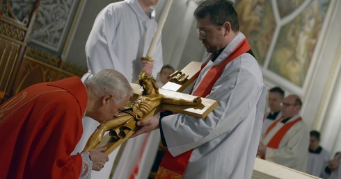 Jako pierwszy podczas adoracji krzyża wizerunek Ukrzyżowanego ucałował bp Adam Odzimek