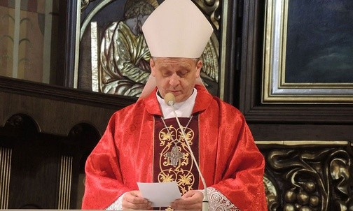 Bp Roman Pindel przewodniczył liturgii Wielkiego Piątku w katedrze św. Mikołaja