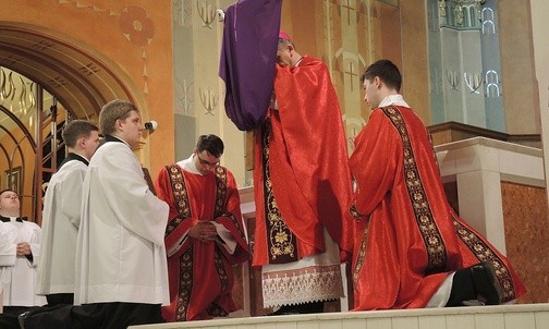 Liturgia Wielkiego Piątku w katedrze św. Mikołaja w Bielsku-Białej
