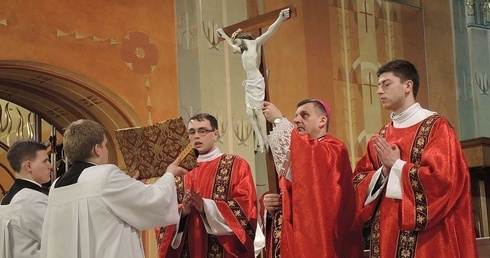 Krzyż stanął w centrum liturgii w Wielki Piątek