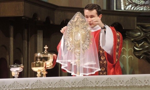 Na koniec liturgii w Wielki Piątek Najświętszy Sakrament został przeniesiony do Grobu Pańskiego