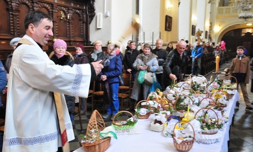 Symbolika święconki i tradycja śniadania wielkanocnego