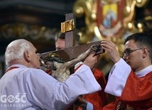 Biskup boso podszedł do krzyża i ucałował figurę Chrystusa w rany na stopach i rękach.