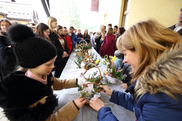 Triduum Paschalne w Bystrej - kolorowe pisanki i święconka