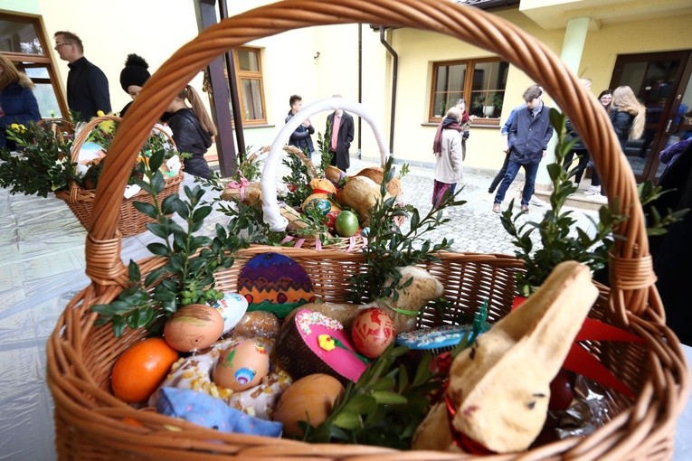 Triduum Paschalne w Bystrej - kolorowe pisanki i święconka