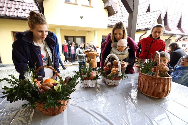 Triduum Paschalne w Bystrej - kolorowe pisanki i święconka