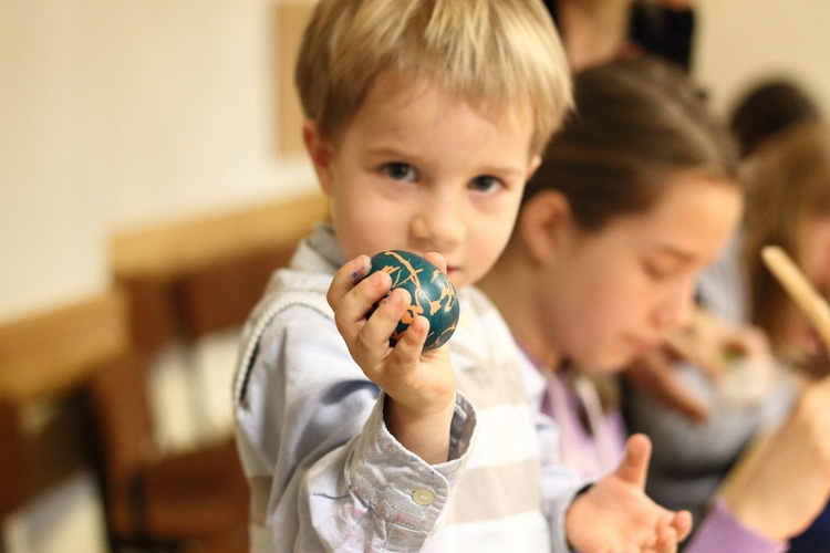 Triduum Paschalne w Bystrej - kolorowe pisanki i święconka