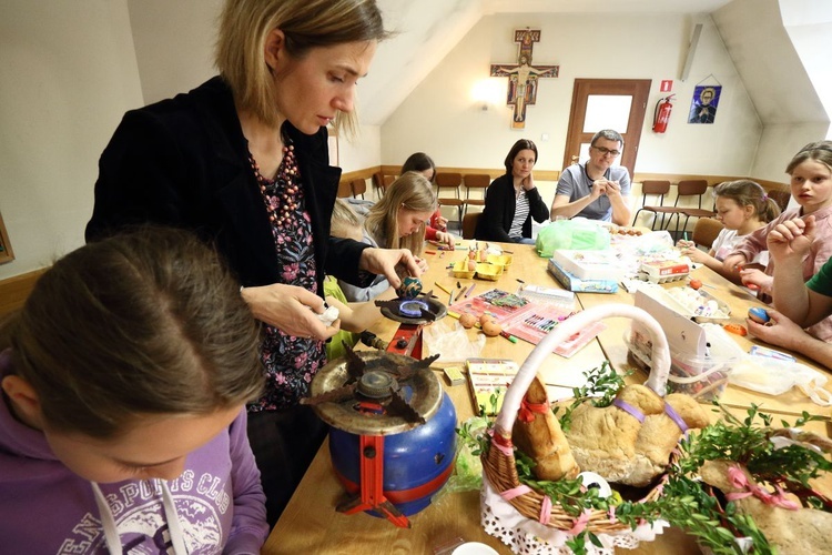 Triduum Paschalne w Bystrej - kolorowe pisanki i święconka