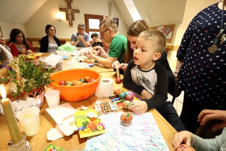 Triduum Paschalne w Bystrej - kolorowe pisanki i święconka