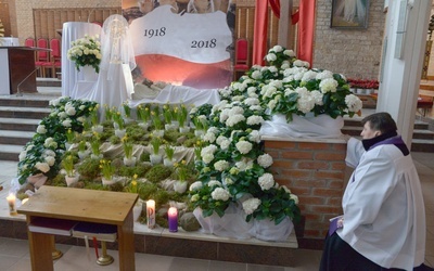 100. rocznica odzyskania niepodległości w Grobie Pańskim ustawionym w kościele pw. Podwyższenia Krzyża Świętego w Opocznie