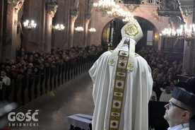 Wiernym i duchownym parafii katedralnej biskup przypomniał znaczenie Paschy.