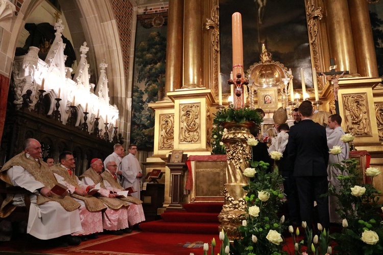 Liturgia Wigilii Paschalnej na Wawelu - chrzest katechumenów