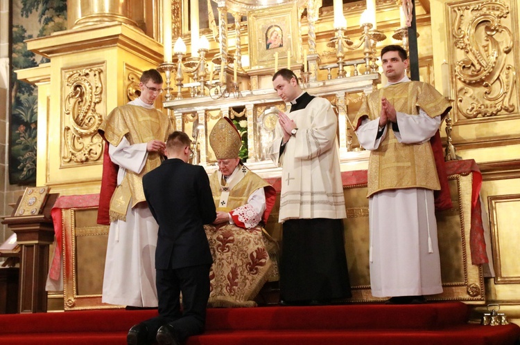 Liturgia Wigilii Paschalnej na Wawelu - chrzest katechumenów